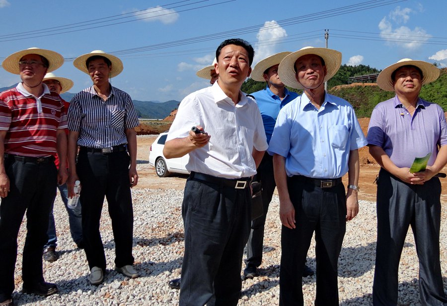 廖俊波（前中）在政和縣同心工業園區調研（2013年5月23日攝）。新華社發