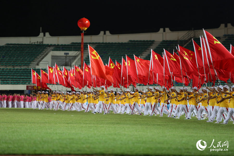 旗手們手舉百面紅旗入場。人民網 陳博攝
