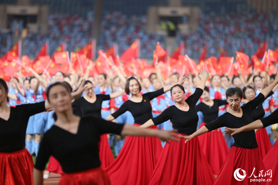 全場人員揮舞著手中的黨旗，合唱歌曲《沒有共產黨就沒有新中國》。人民網 陳博攝