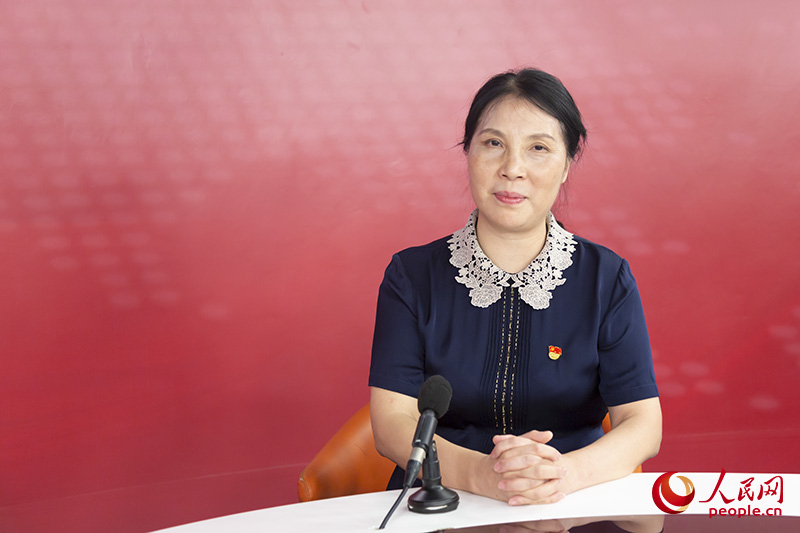 福建省人力資源和社會保障廳養老保險處處長范小艾做客人民網福建演播室。人民網 焦艷攝