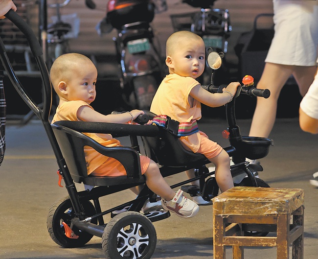 夏夜，泉州西街成為市民避暑納涼、夜游觀光的好去處。王柏峰攝