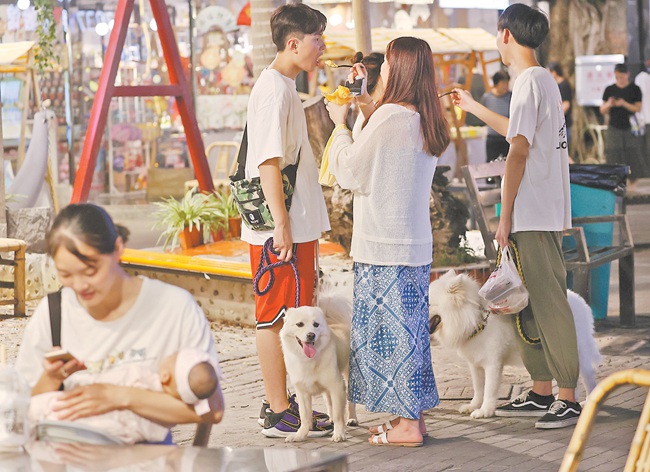夏夜，泉州西街成為市民避暑納涼、夜游觀光的好去處。王柏峰攝