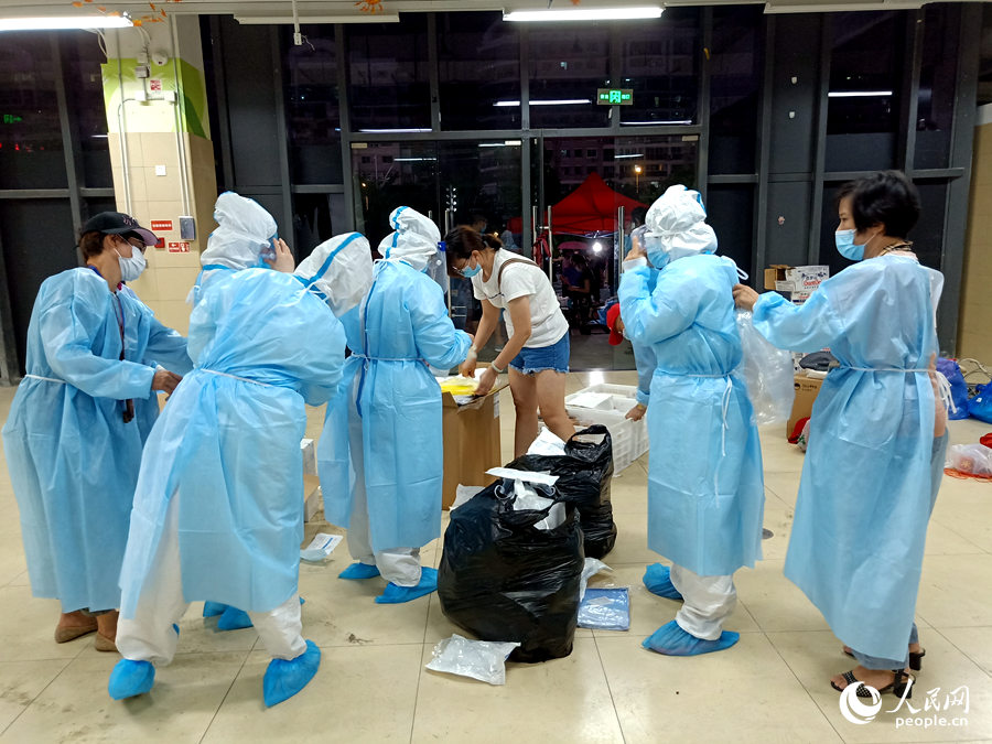 嶺兜社區核酸檢測現場。人民網 陳博攝