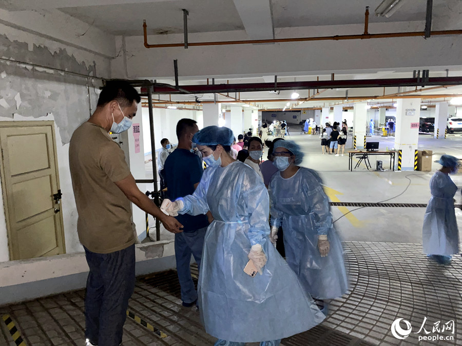 廈門市思明區蓮前街道蓮成社區核酸檢測現場。人民網 陳博攝