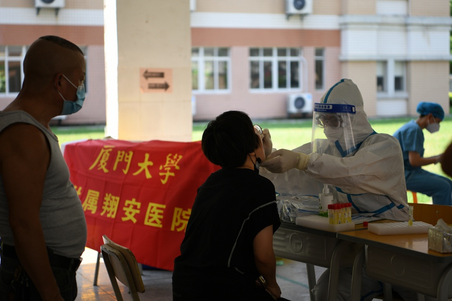 厦门大学附属翔安医院医护人员在同安核酸采样点。黄浩摄