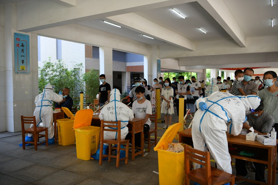 厦门大学附属翔安医院医护人员在同安核酸采样点。黄浩摄