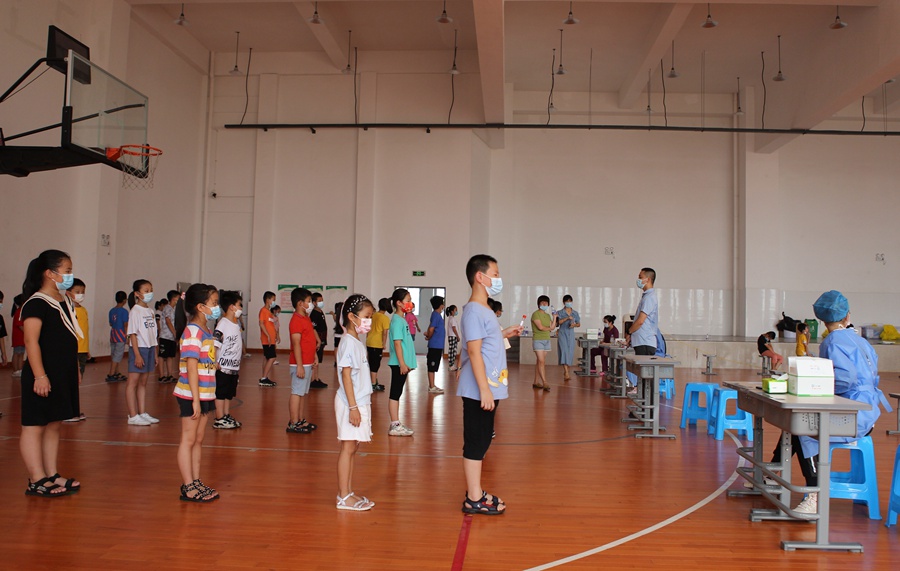 9月14日，在泉州市晉江市第三實驗小學濱江校區，學生們排隊等候登記信息。林曉燕攝