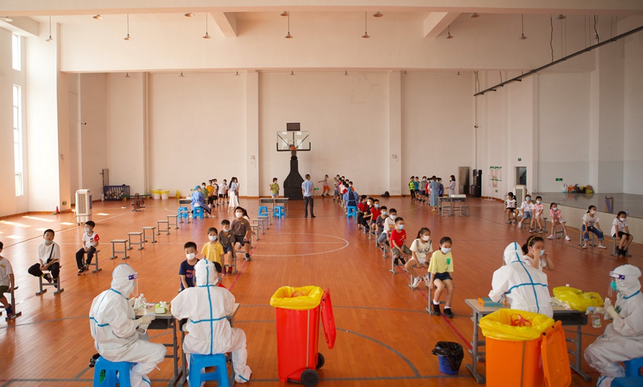 9月14日，在泉州市晉江市第三實驗小學濱江校區，學生有序排隊等候核酸檢測。林曉燕攝
