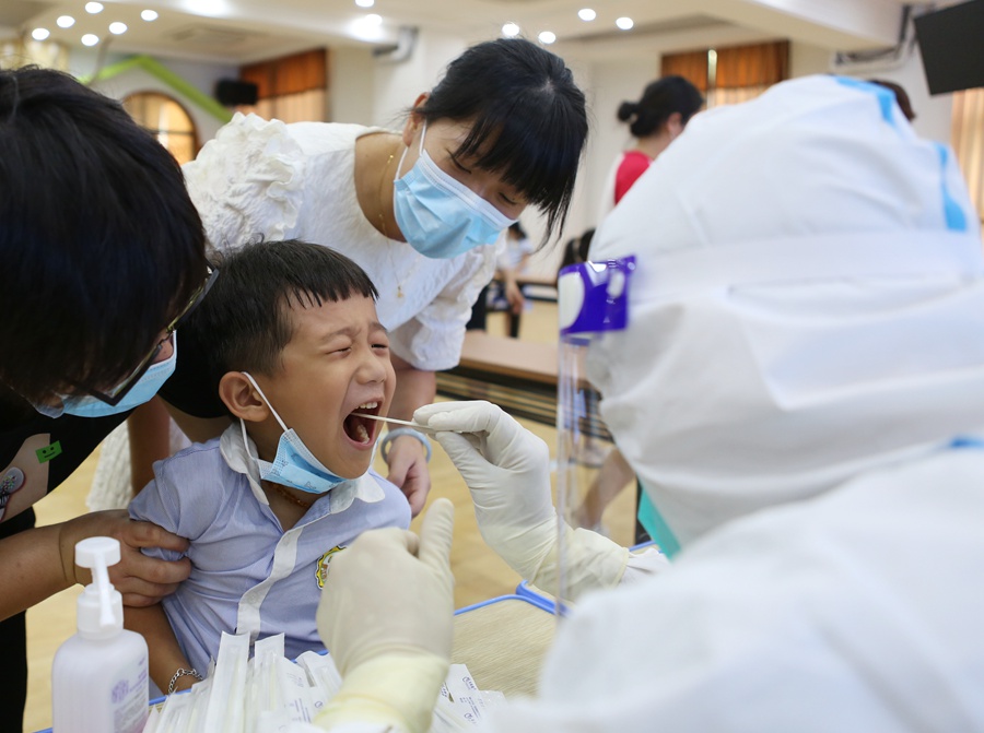 9月15日，在泉州市晉江市第二實驗幼兒園，醫護人員豎起大拇指鼓勵接受核酸檢測的幼兒。林曉燕攝