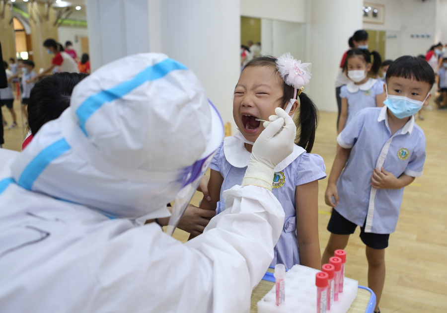 9月15日，在泉州市晉江市第二實驗幼兒園，幼兒在接受核酸檢測。林曉燕攝