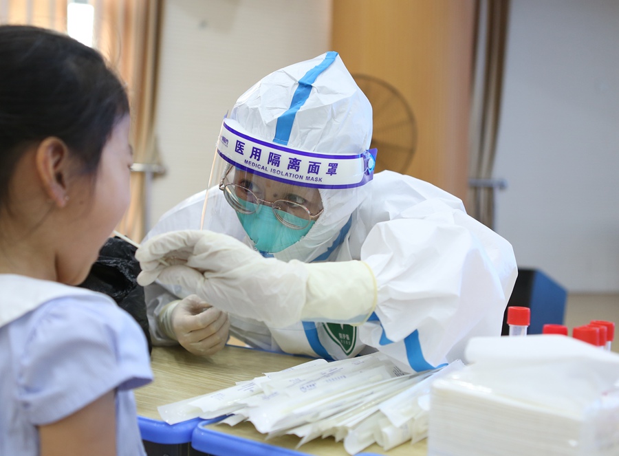 9月15日，在泉州市晉江市第二實驗幼兒園，醫護人員在為學生進行核酸檢測。林曉燕攝
