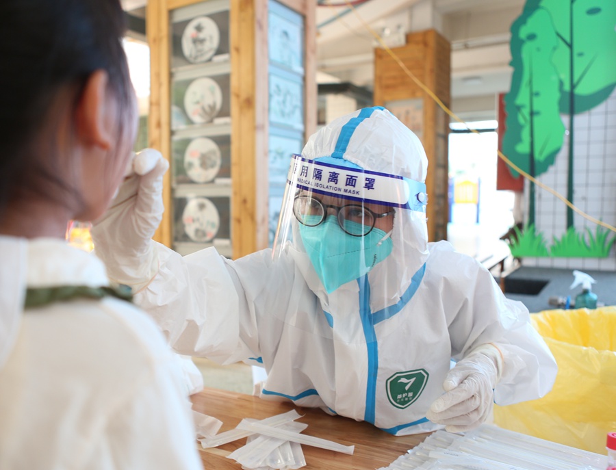 9月15日，在泉州市晉江市實驗幼兒園，醫護人員在為學生進行核酸檢測。林曉燕攝