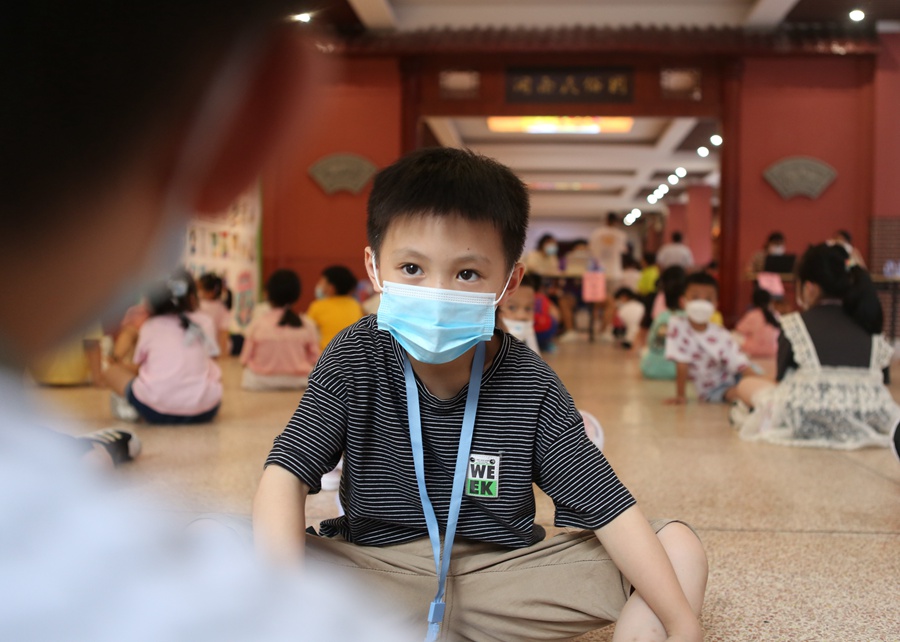 9月15日，在泉州市晉江市實驗小學，學生們在長廊有序等候核酸檢測。林曉燕攝