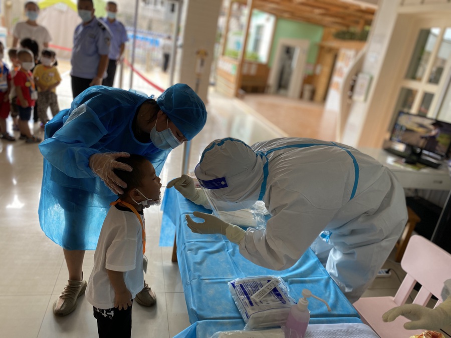 9月15日晚，在德化縣金鎖幼兒園，醫務人員為幼兒做核酸檢測。德化縣融媒體中心供圖