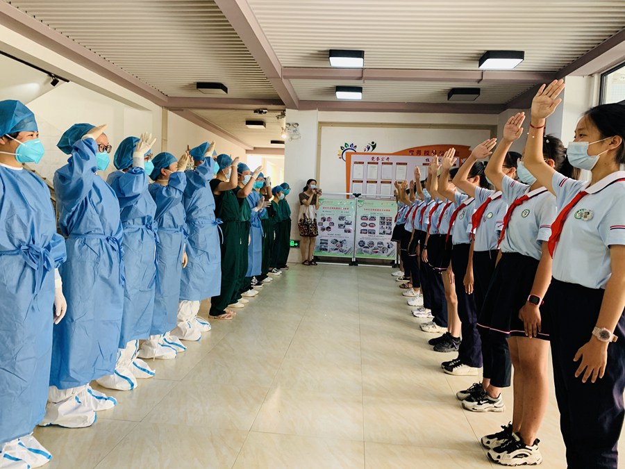 9月16日，在德化縣陽光小學，少先隊員們向醫務人員行隊禮致敬。德化縣融媒體中心供圖
