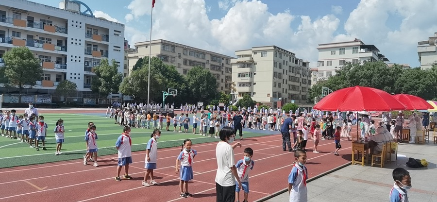 9月16日，在德化第三實驗小學，學生有序排隊進行核酸檢測。德化縣融媒體中心供圖