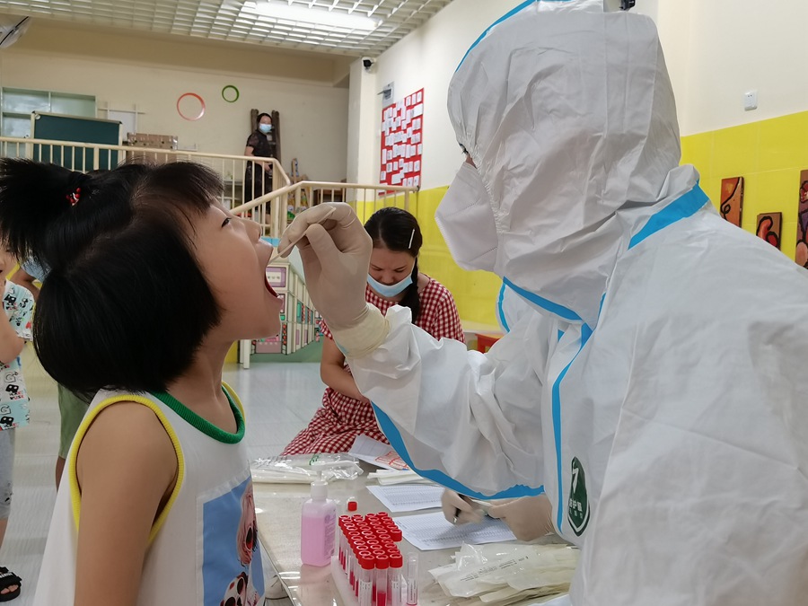 9月15日，在德化縣雙魚幼兒園，醫護人員為小朋友進行咽拭子採集。徐麗琳攝