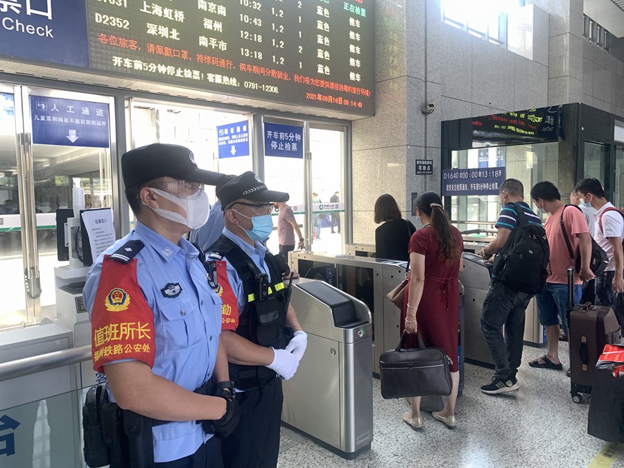 闽清北车站派出所民警加强站车线治安防控。董俊哲摄