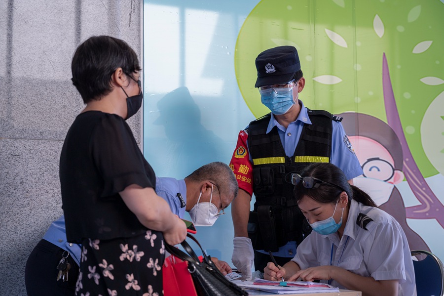 连江车站派出所民警督促连江站安检工作。董俊哲摄