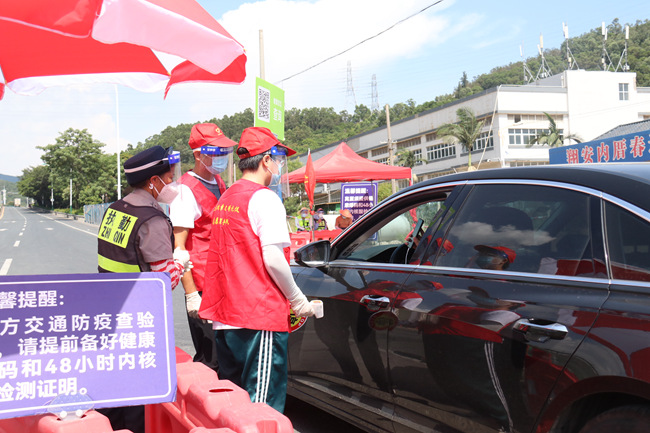 10名青年志愿者迅速投入到翔安区高速口防疫关卡的工作中,充实卡口