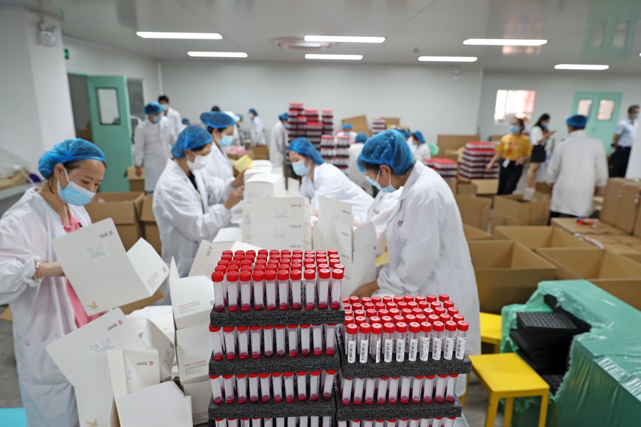 核酸检测采样管包装入盒。陈理杰摄