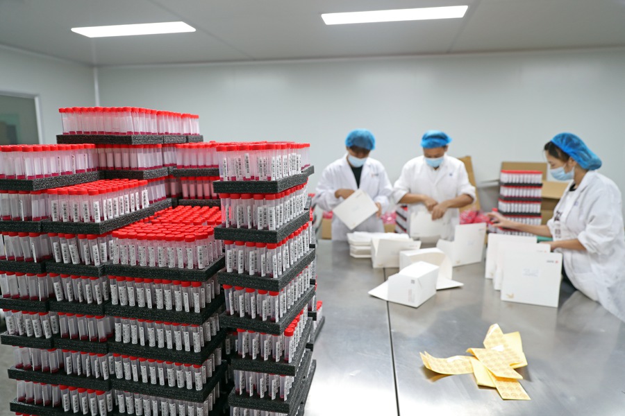 核酸检测采样管层层叠叠。陈理杰摄