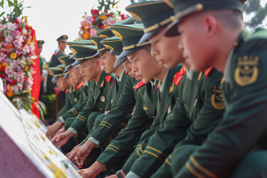 �侯����֧�ӹٱ�����������ʿ���һ�ܣ�հ����ʿ������׻�����������
