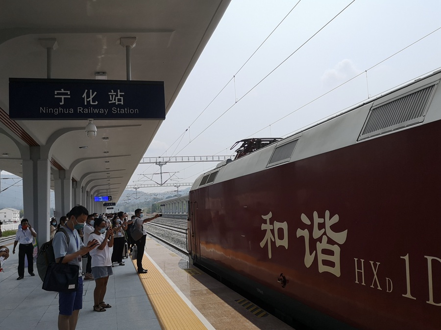2021年9月30日，由江西興國發往福建龍岩的K8751次列車首次停靠在福建三明寧化站。李荻攝