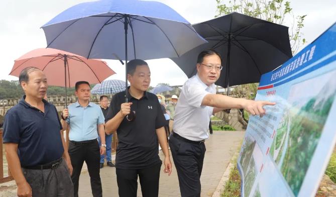 连江县委书记陈劲松一行察看新洋溪防洪治理工程建设情况.