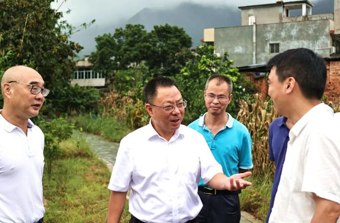 陈劲松指出,河道整治是造福一方的重要民生工程.