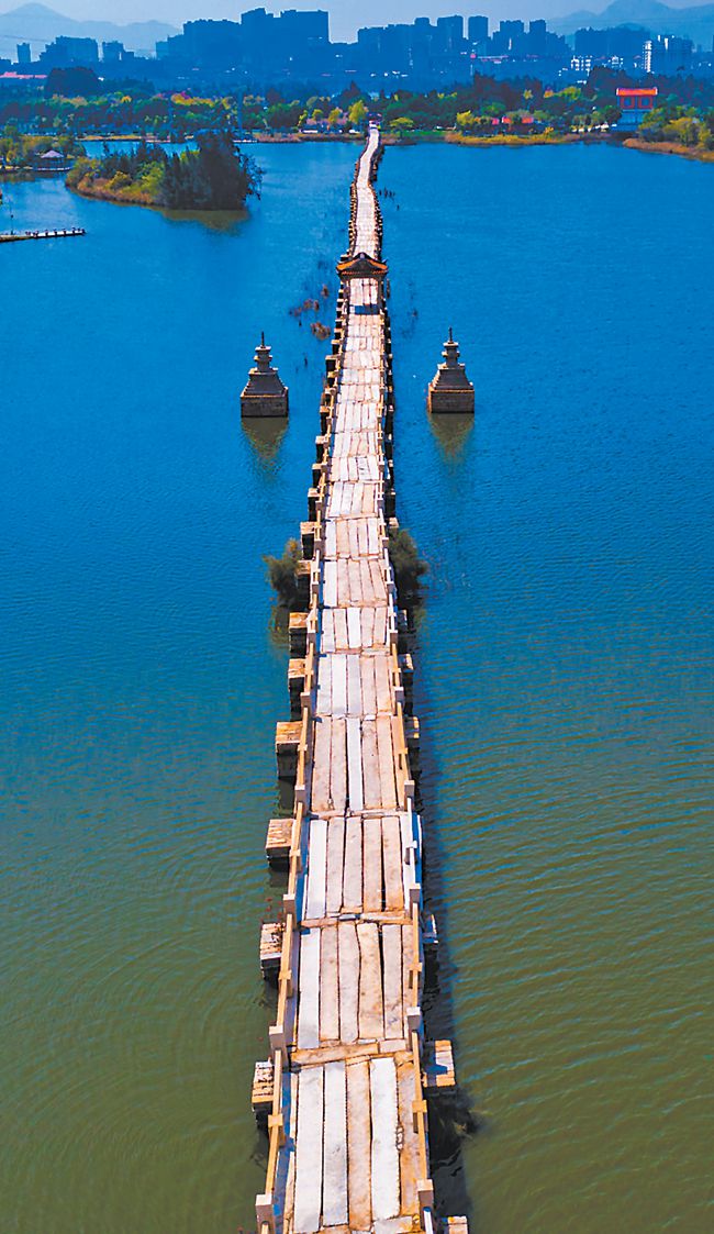 安平桥犹如卧龙,横跨于晋江安海与南安水头交界的水域上.陈英杰摄