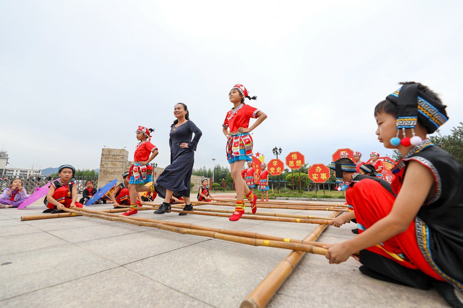 日前，漳州南靖丰田镇“侨之音”宣讲队小队员在练习市级非遗越南竹竿舞的基本步法。谢威摄