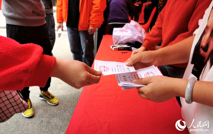 11月16日，城厢区龙桥街道兴安社区选民在领取选民证。人民网 林晓丽摄