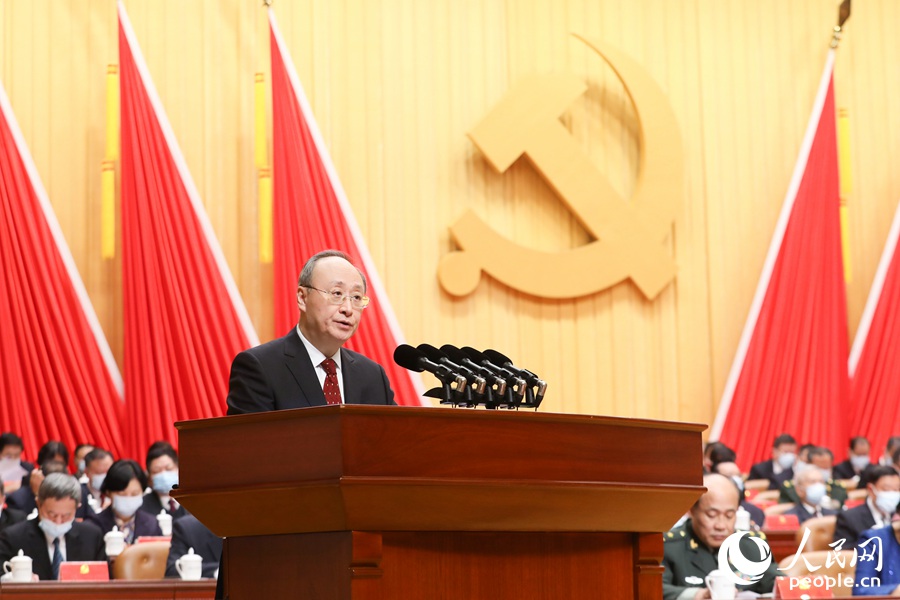 尹力代表中國共產黨福建省第十屆委員會向大會作報告。人民網 蘭志飛攝