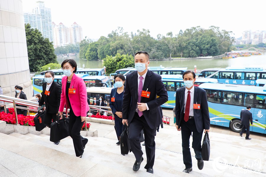 黨代表們步入會場。人民網 蘭志飛攝