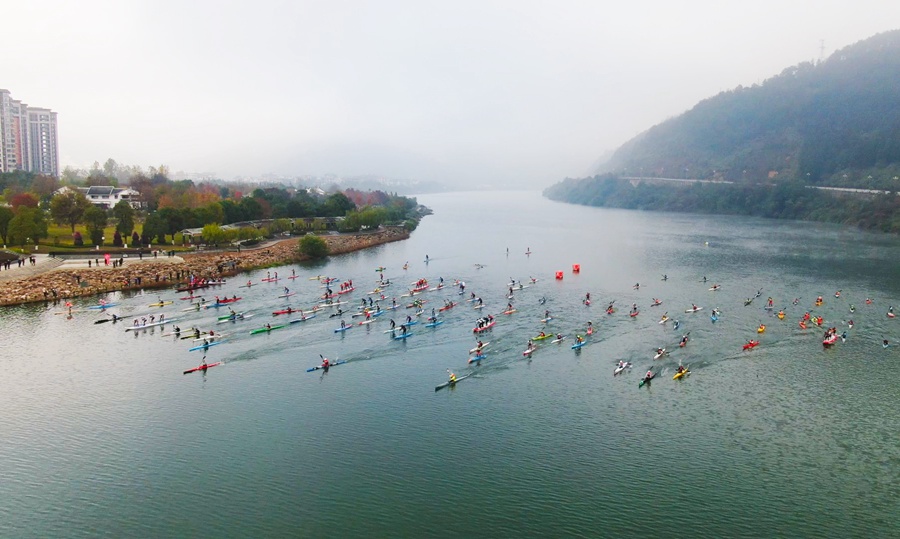 11月27日上午，2021中国・将乐皮划艇桨板马拉松公开赛在将乐开赛，运动员从起点出发。董观生摄