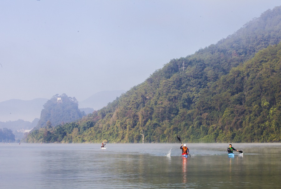 運動員泛舟在青山綠水間。董觀生攝
