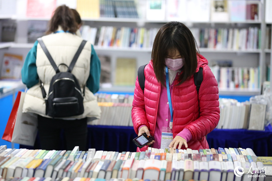 受邀的專業客商在現場選購圖書。人民網 陳博攝