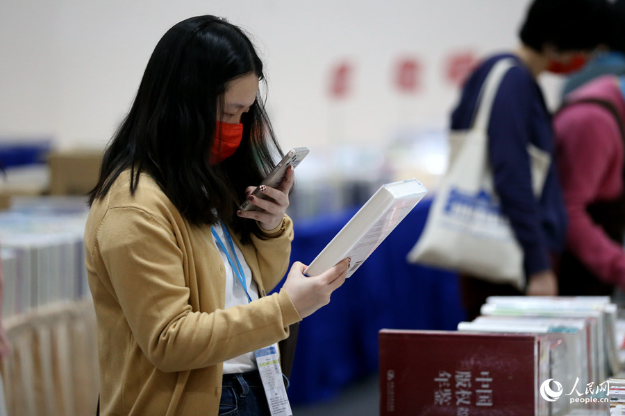 受邀的專業客商在現場選購圖書。人民網 陳博攝