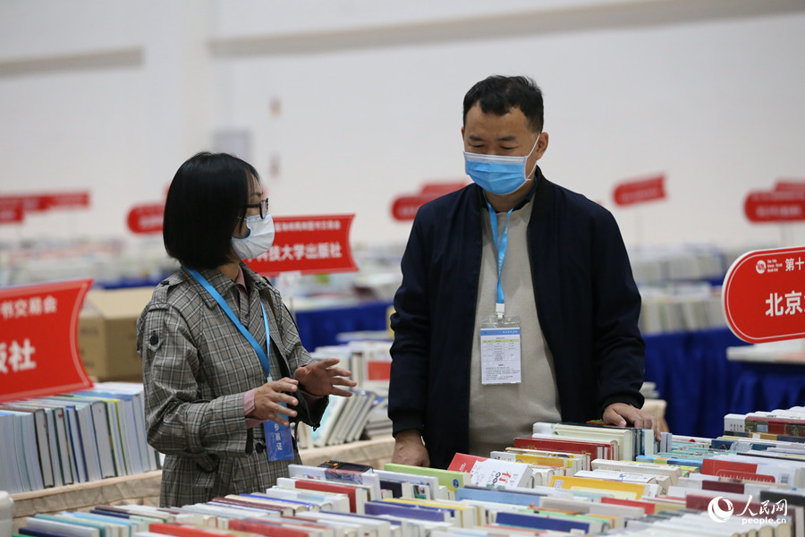 參展商向客商介紹圖書產品。人民網 陳博攝