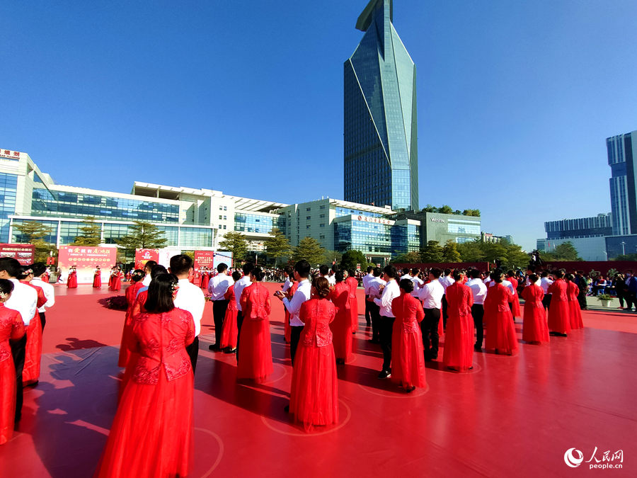 第十五届“新厦门人”集体婚典活动在五一广场举行。人民网 陈博摄