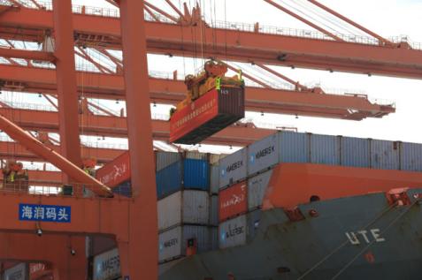 桥吊自动运行，将集装箱从巨轮上缓缓吊起。厦门港口管理局供图