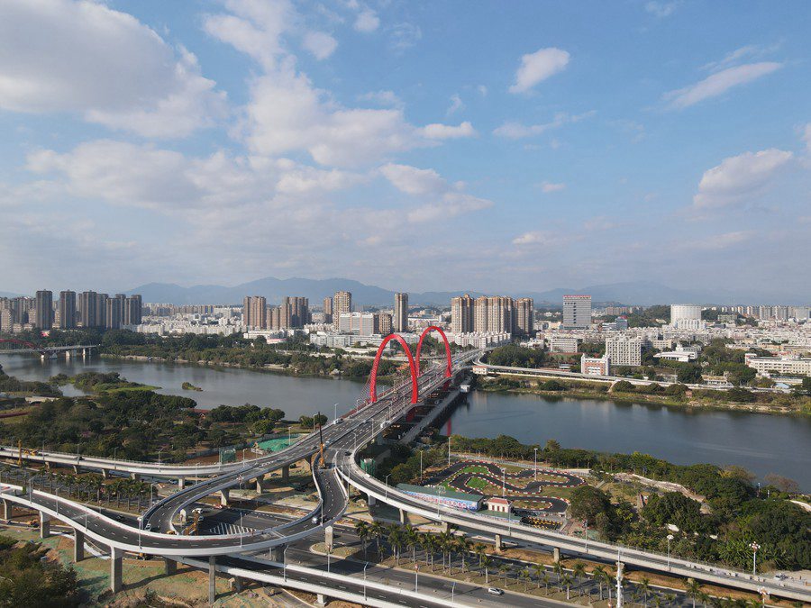 通車后，芝山大橋有效促進漳州市區南北岸互通。中交二航局供圖