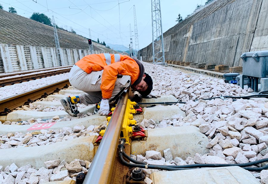 1月27日，福州電務段“00后”信號工劉小龍正在衢寧鐵路鬆溪站內檢查鋼軌結合部絕緣狀態是否良好。張靈志攝