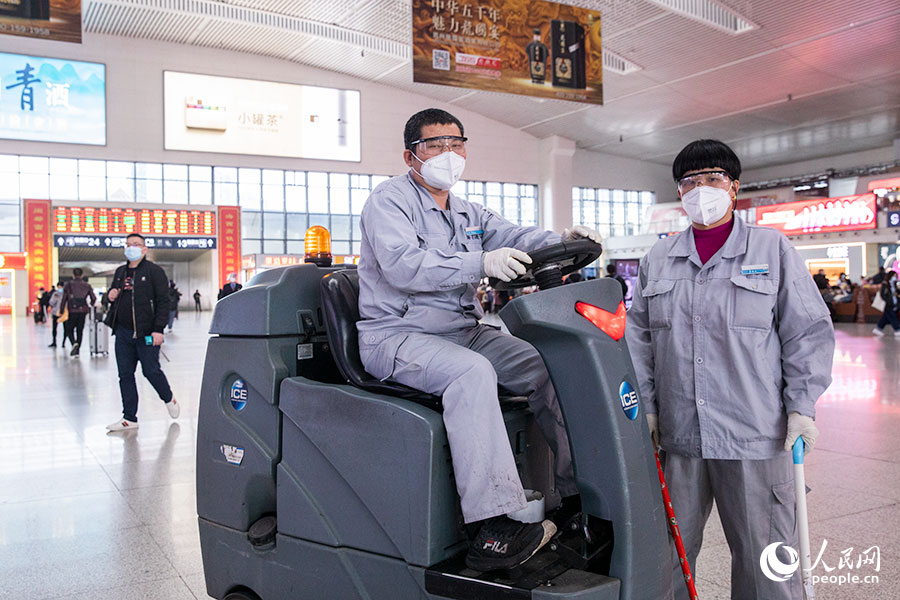 徐建波和妻子都是福州火车站候车大厅的保洁员，两口子从2015年开始就一直负责福州火车站候车大厅的保洁工作。人民网 焦艳摄
