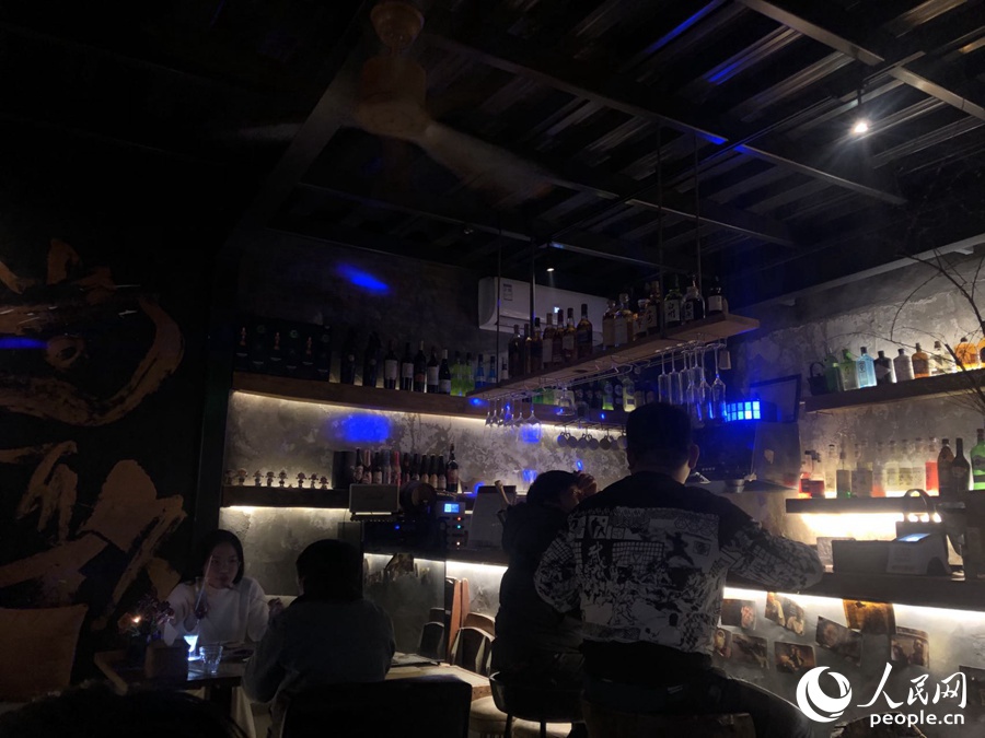 夜幕降临，东壁村的酒吧座无虚席。人民网 陈欢欢摄