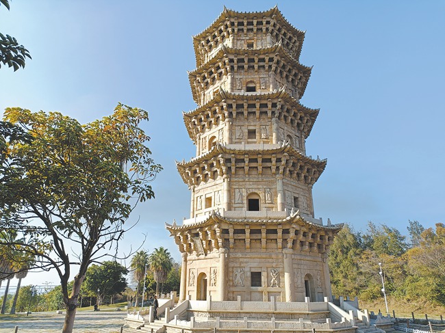 六胜塔是一座仿木楼阁式石塔。