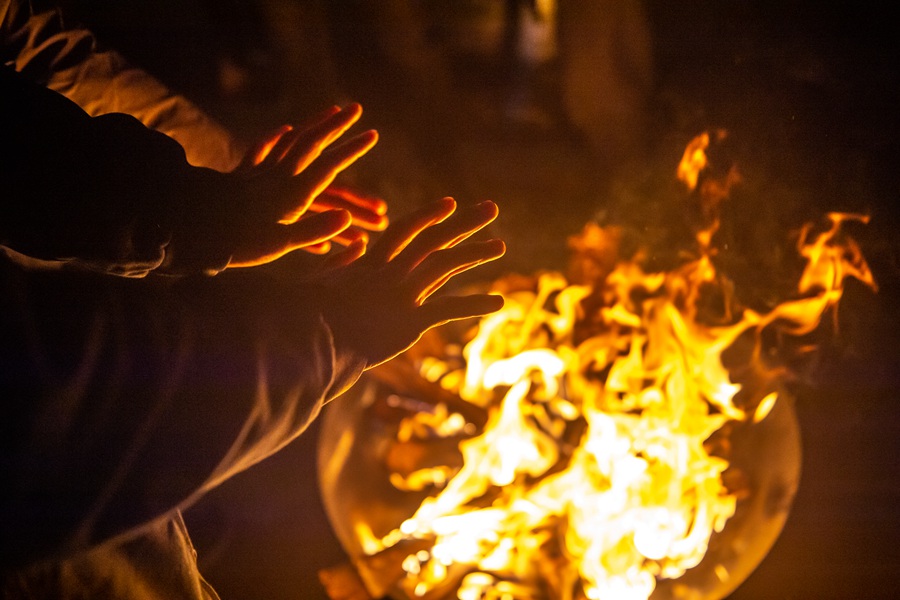 入夜，村民们相聚烤火取暖。蔡昊摄
