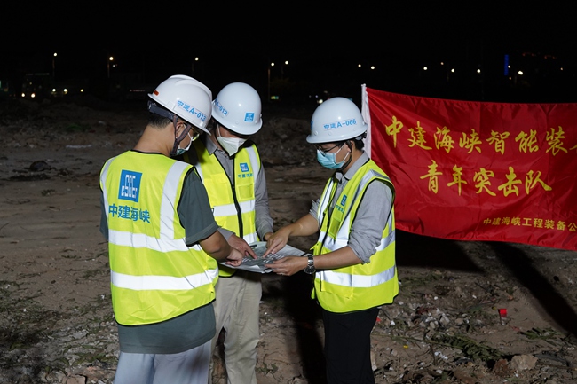 青年突擊隊員在現場工作。中建海峽供圖