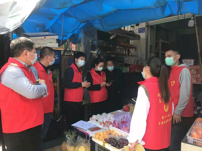 志愿者们忙着走村入户，引导群众利用“尤溪县数字乡村”小程序进行核酸检测预登记